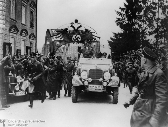 Jubelnde Österreicher begrüßen Adolf Hitler in seiner Heimatstadt Braunau am Inn (12. März 1938)